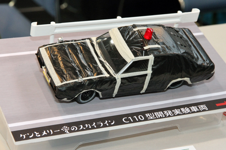 これも「同窓会」ブースに展示されていた、型式名C110こと4代目「日産スカイライン」の「セダン2000GT」、通称ケンメリの開発時の覆面テスト車両。塗装を含めた外装を仕上げることなく人目を引く、アイデア賞ものだ。