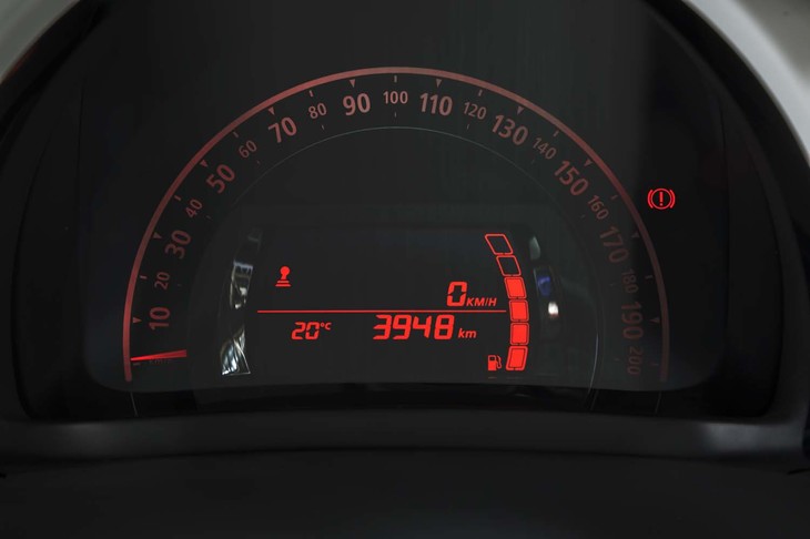 オレンジの色調が特徴的なメーターパネル。大きな速度計の内側にマルチインフォメーションディスプレイがレイアウトされている。