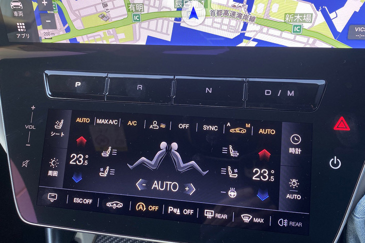 シフトセレクターはプッシュスイッチ式で、12.3インチと8.8インチのタッチ式液晶パネルの間に配置される。液晶パネルは上段が主にナビゲーションやオーディオなどの操作、下段が空調やシートの調整などを担当する。