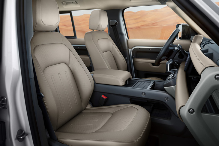シートレイアウトについては、本国には中央にジャンプシートを設けた前列3人乗りの仕様もあるが、日本仕様はいずれも前列2人乗りとなるようだ。