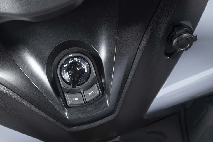 イグニッションスイッチのそばには、給油口とシートのロック解除ボタンが並ぶ。