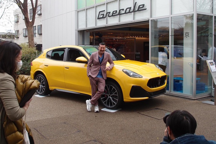 「グレカーレ」のデリバリーが国内で始まるのは、2023年の早春。今回の展示イベント「MASERATI GRECALE TOKYO DISPLAY」は、同モデルの実車をいち早く見られる貴重な機会とあって、関心の高いファンやメディアが会場に足を運んだ。タレントのパンツェッタ・ジローラモさん（写真中央）もそのひとり。