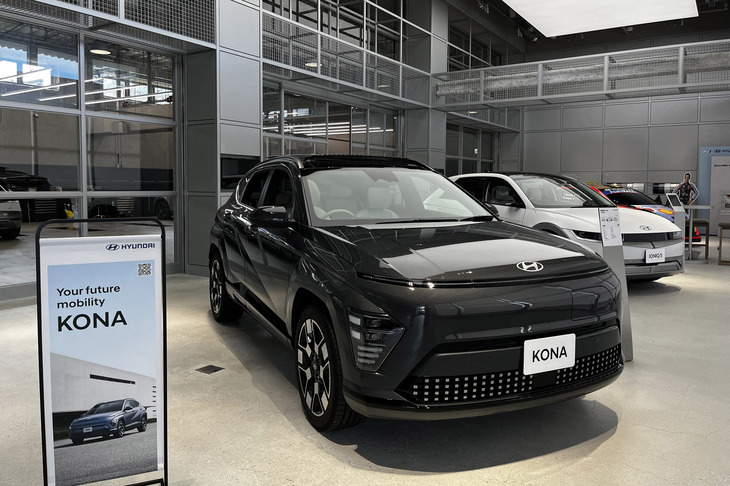 2023年中の導入がアナウンスされるヒョンデの新型電動SUV「コナ エレクトリック」。現在、車両の購入相談やメンテナンスを行う直営拠点「ヒョンデカスタマーエクスペリエンスセンター横浜」に実車が展示されている。