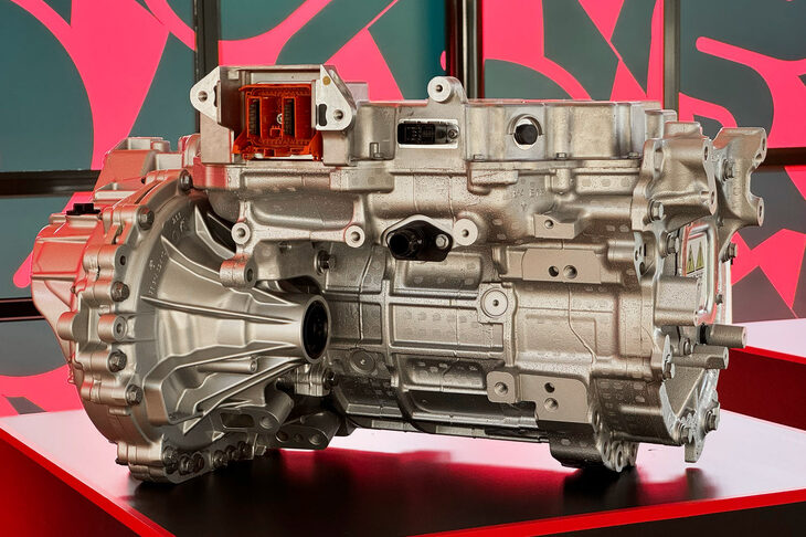 「エレットリカ280」に搭載されるeアクスル。ステランティスとニデックルロア・ソマーホールディングの合弁会社であるEmotorsの手になるもので、280PSの最高出力と345N・mの最大トルクを発生。最高回転数は1万5200rpmとなっている。（写真：嶋田智之）