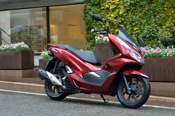 今回試乗したのは、「PCX」と高速道路が走行可能な「PCX150＜ABS＞」。前者は排気量の区分が125cc未満の原付二種に属するため、多くの自動車保険に付帯する「ファミリーバイク特約」を適用することができる。
