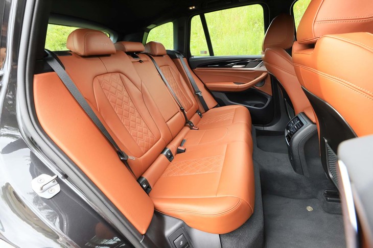 後席（写真）も前席と同様、上質なヴァーネスカ・レザー仕立てとなっている。