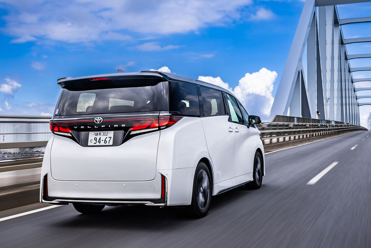 低重心・高剛性で定評のある「GA-K」プラットフォームをベースに、フロントドアまわりの環状構造化やロッカーのストレート化、フロントクロスメンバーのストレート化、フロントタワーバーの追加などでさらなる高剛性化が図られた。フロント強化ブレースは「ヴェルファイア」にのみ使用される。