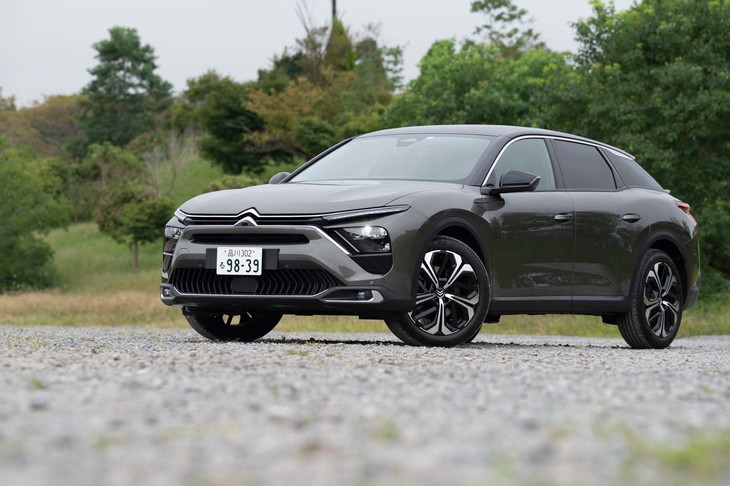 V字型のライトシグネチャーは最新のシトロエンに共通のデザイン要素。V字に挟まれた部分がヘッドランプ。