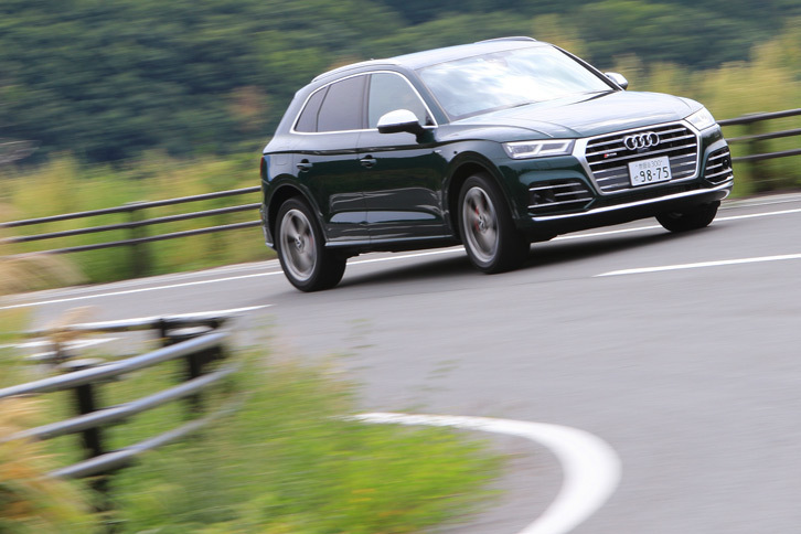 可変ダンパーを備えた「SQ5」は、コンフォートモードではコーナーでしなやかにロールする。ダイナミックにすると当然ロールは抑えられ、いささか写真映えしない。