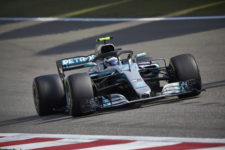開幕戦オーストラリアGPでは予選でのクラッシュが尾を引いて8位。前戦バーレーンでは優勝まであと一歩のところでベッテルを抜くことができず2位と、過去2戦でなかなか突き抜けることができなかったメルセデスのボッタス（写真）。中国GPの予選では、バーレーン同様、フェラーリには歯が立たなかったものの、僚友ルイス・ハミルトンを上回る3番グリッドを獲得。レースになるとピットストップのタイミングでトップに躍り出るも、セーフティーカーが入ると流れが変わってしまった。キャリア100戦目を勝利で飾ることができず、2戦連続の2位。（Photo=Mercedes）