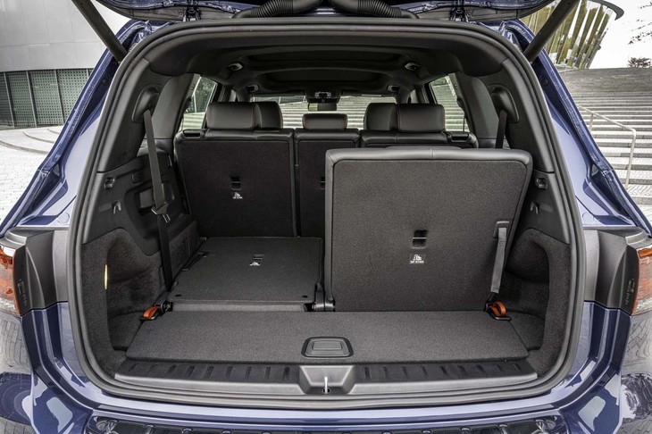 荷室の容量は、写真の7人乗り仕様で465～1620リッター。5人乗り仕様車は495～1710リッターと積載量が多くなる。