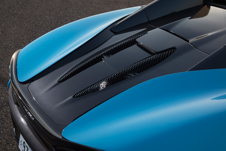 「570Sスパイダー」のリアセクション。エンジンフードに開閉機構はないが、ハニカムメッシュの入った開口部からは、エンジンやドライブトレイン、エキゾーストシステムの取り回しなどを“チラ見”することができる。