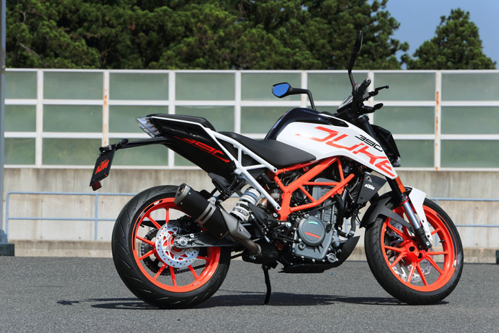 
	「390デューク」（写真）は、「125」や「250」と異なり、フューエルタンクに「DUKE」のロゴが添えられる。なおDUKEには、「こぶし／素手／殴り合う／格闘する」などの意味がある。
	