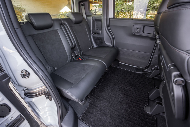 スライド式のリアシートには、チップアップとダイブダウン機構が備わる。従来型比で片側が55mm拡大したショルダールームも新型の自慢だ。左右独立式のアームレストや運転席と助手席後方のシートバックテーブルなども標準で装備されている。