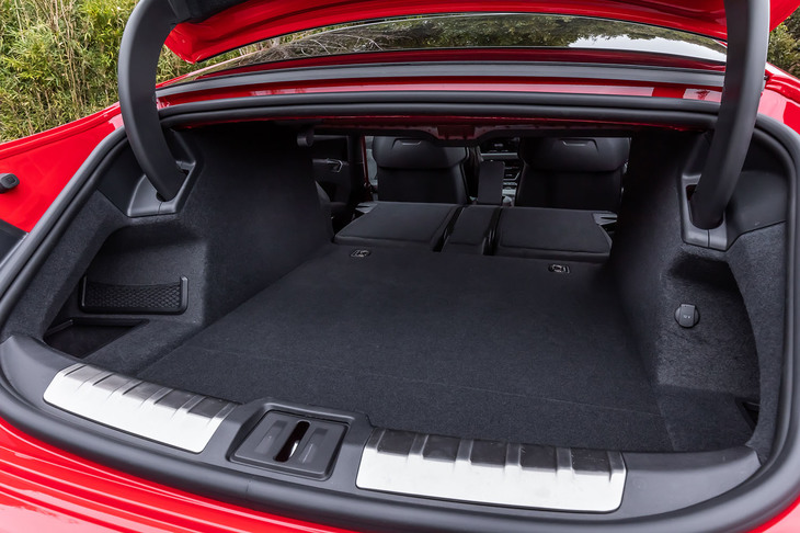 「RS e-tron GT」の荷室容量は350リッター。後席の背もたれには40：20：40分割可倒機構が備わり、背もたれを前方に倒すと、広くフラットな荷室床面が現れる。