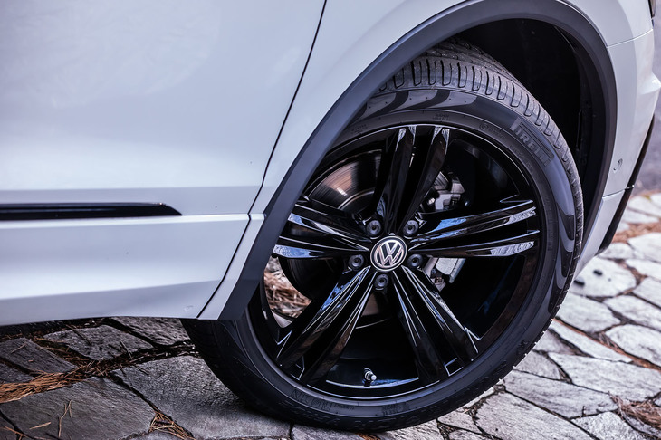 今回の試乗車は、ブラックの19インチホイールに255/45R19サイズの「ピレリ・スコーピオン ヴェルデ」タイヤを組み合わせていた。