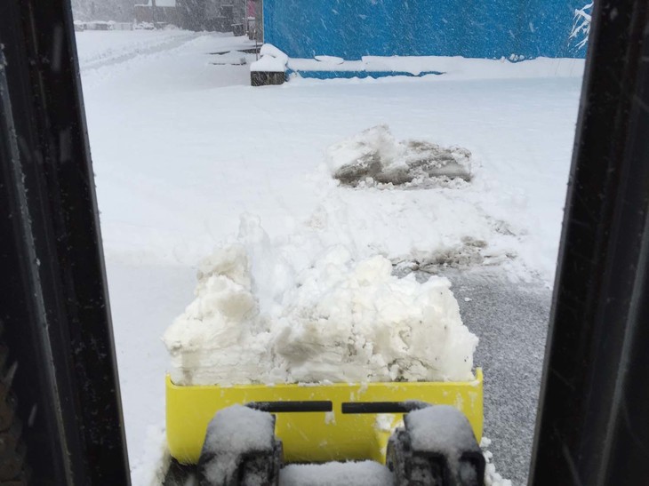 オペレーターシートからの眺め。鋳造ゆえ、金属板を溶接したものよりも強度が高い。爪幅12cmまでのフォークリフトなら車種を問わず装着できるのも売りだ。