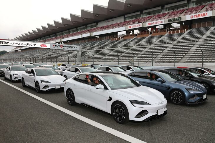 2025年の「モーターファンフェスタ」を締めくくったのは、初開催のBYDオーナーミーティングによるパレードランだ。カメラを向けると、オーナーたちが笑顔で手を振ってくれて、イベントを大いに楽しんだことが伝わってきた。