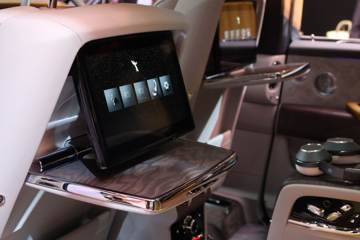 ロールス・ロイス・カリナン シリーズII（リアシート用のビスポークインターフェイス）