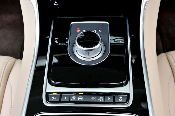 トランスミッションは8段AT。ステアリングホイールにパドルシフターが用意される。走行モードは手前のスイッチで「ダイナミック」「ノーマル」「エコ」「ウインター」から選べる。