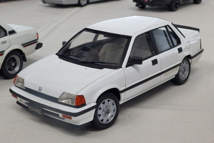 「ホンダ・シビック セダン1600Si」。これも見慣れないモデルだが、タミヤ製1/24「ホンダ・シビック3ドア25i」、つまりワンダーシビックの3ドアハッチバックをセダンに変身させたものだ。