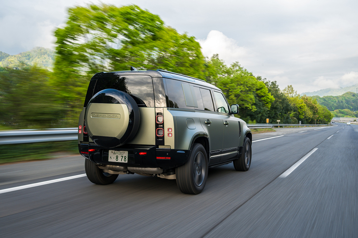 フロントがダブルウイッシュボーン、リアがマルチリンクの足まわりにはエアサスを装備。トレッドがゴツゴツのオールテレインタイヤを履いているにもかかわらず、フロアにはそういう気配がみじんも伝わってこないのがさすがだ。