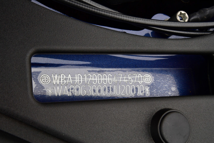 ボンネットを開けるとBMW AGの製造番号の下に、アルピナ社独自の製造番号が併記されている。これはBMW AGで製造されたクルマをベースにアルピナ社が製造したことを証明している。