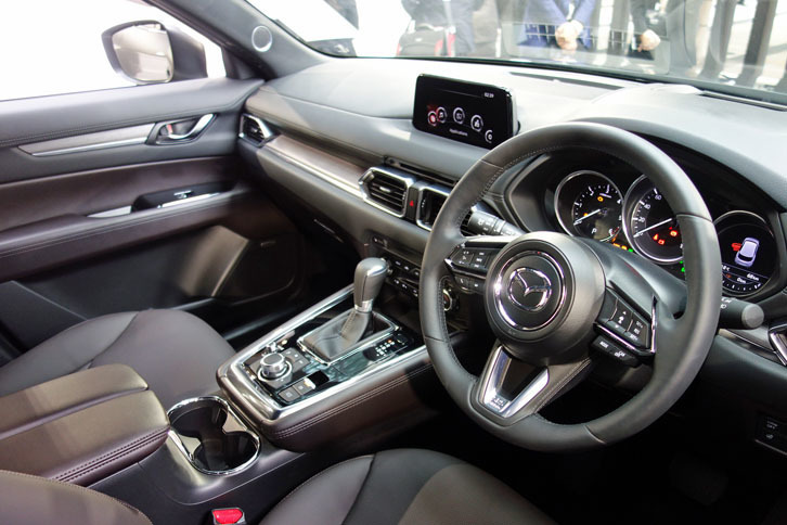 「CX-8」のインテリア。より上質なウッドやナッパレザーを用いることにより、“「CX-5」よりもちょっと大人の空間”を表現した。