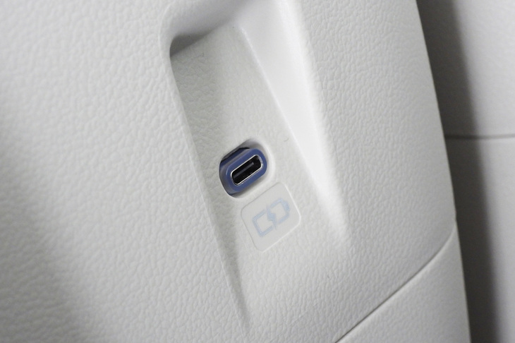 レクサスLM500h“バージョンL”（USBポート）