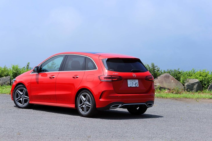 「Aクラス」とは異なりCピラーが垂直に近い形状になっているため、後席の乗り降りがしやすいのも「Bクラス」の特徴のひとつ。