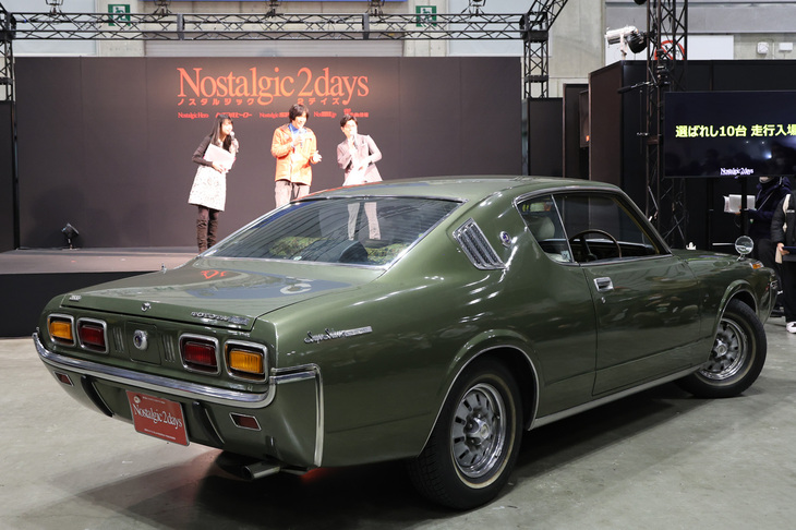 これも「選ばれし10台」より、1972年「トヨタ・クラウン ハードトップ2600スーパーサルーン」。通称“クジラ”こと4代目クラウンのトップグレード。このようにオーナーはステージ上でインタビューを受ける。