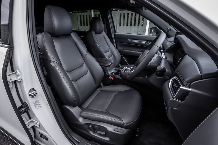 今回の改良で新設された「XDプロアクティブSパッケージ」（写真）では、前席にヒーターとベンチレーション機構の付いたブラックレザーの電動シートが標準装備される。