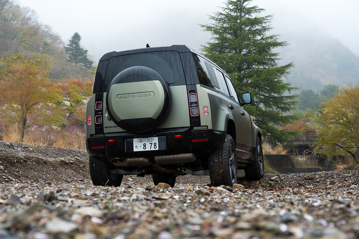 そもそも最低地上高は218ｍmも確保されているが、エアサスによって最大で293mmにまで高められる。こんなガレ場だって余裕だ。