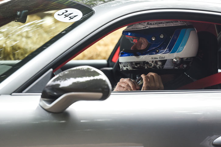 「ポルシェ911 GT2 RS」とラリードライバーのヴァルター・ロール。