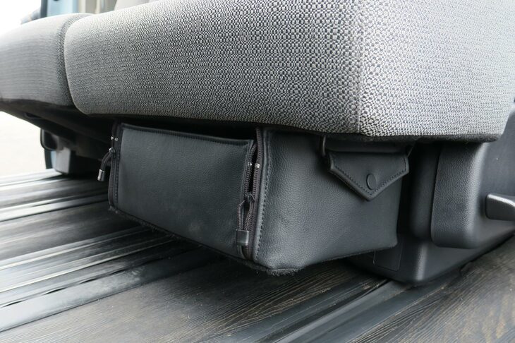 ホンダ・ステップワゴンe：HEVエアー ホンダアクセス用品装着車（シートアンダーボックス）