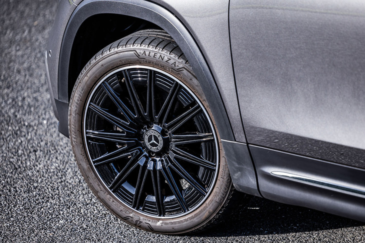 「GLBアーバンスターズ」を示すエンブレムなどは装着されていないため、標準モデルとの判別は難しい。エクステリアではブラックカラーの「20インチAMGアルミホイール」が、数少ない識別ポイントのひとつとなる。