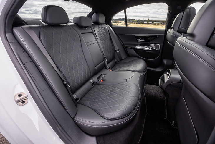 2960mmもの余裕あるホイールベースのおかげで後席の足元は広く、楽に足が組めるスペースが確保されている。後席の背もたれには40：20：40の分割可倒機構が備わっている。