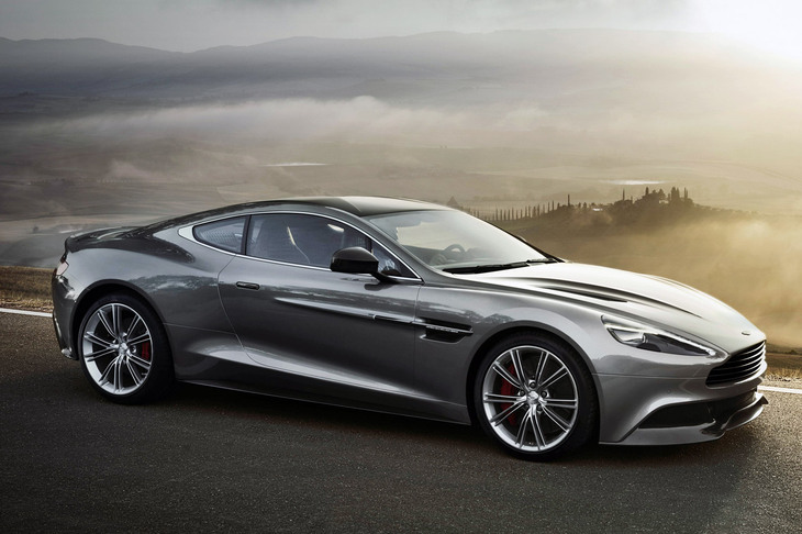 2012年から2018年まで生産された、先代「ヴァンキッシュ」。アストンマーティンの旗艦車種としては、新型ヴァンキッシュより2世代前のモデルとなる。