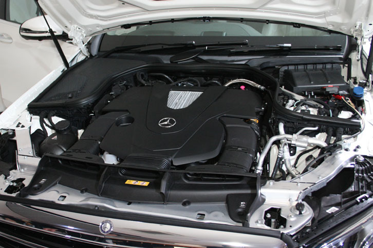 エンジンバリエーションはガソリンが計4種類で、ディーゼルが1種類（写真は「E400」に搭載される3.5リッターV6ガソリンターボ）。