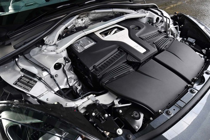 2つのターボで過給される4リッターV8エンジン。700N・mもの大トルクを、2200rpmという低回転域で発生する。