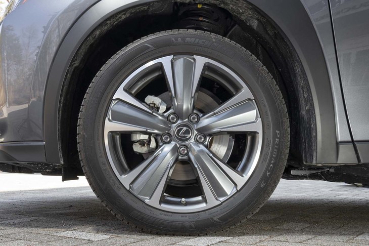 “バージョンL”には18インチアルミホイールが標準装備。試乗車は「ミシュラン・プライマシー3」を履いていた。