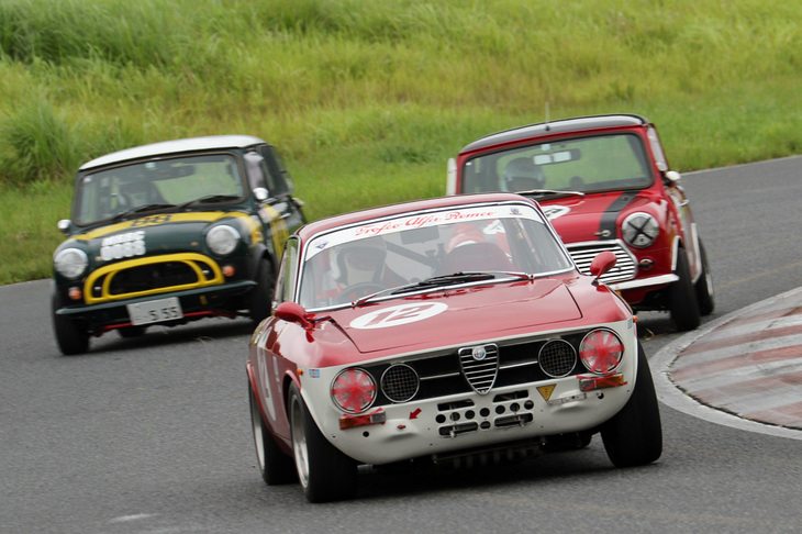 「アルファ・ロメオ2000GTV」と2台の「ローバー・ミニ」による、クリスタルカップ中団のバトル。