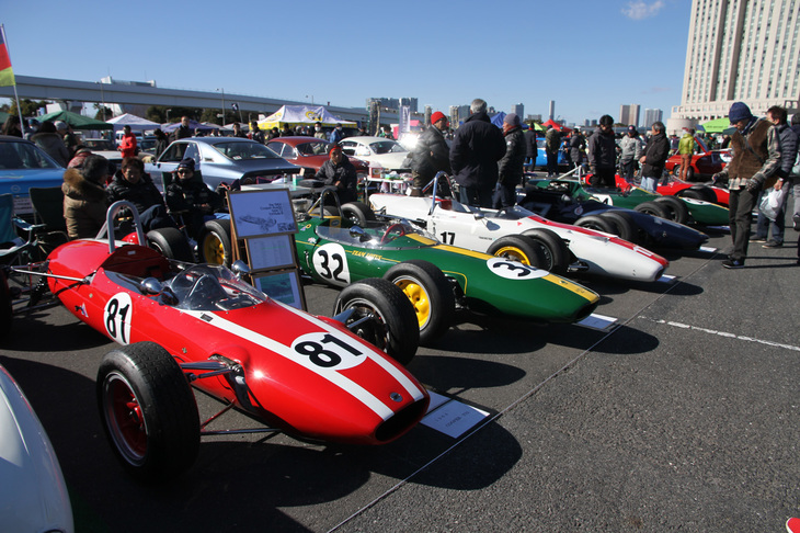 基本的に1960年代に製造された、空力付加物をもたない葉巻型のFJ、F3、F2などのレースを実施している「ヒストリックフォーミュラレジスター」のスタンド。マシンはロータス、ブラバム、クーパーなど英国製が中心。