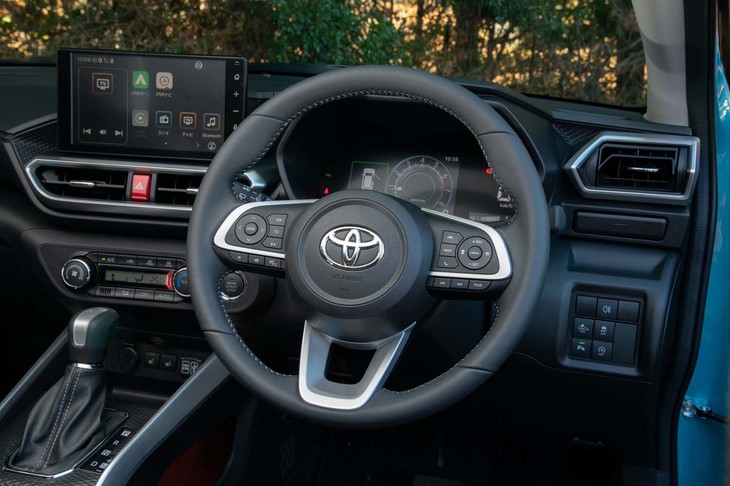 「Z」には本革巻きのステアリングホイールが標準装備。右スポーク上の「PWR」ボタンを押すとエンジン回転数が高く保たれるようになる。