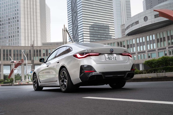 グロスブラック仕立てのリアバンパーは両端がはね上がった大胆なデザインだ。