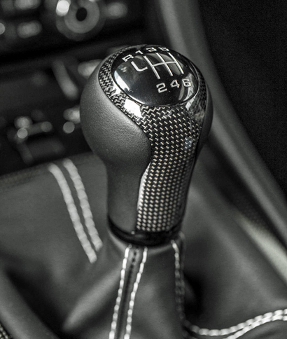 6段MTのシフトノブ。シフトストロークは、「911R」用にショート化されている。