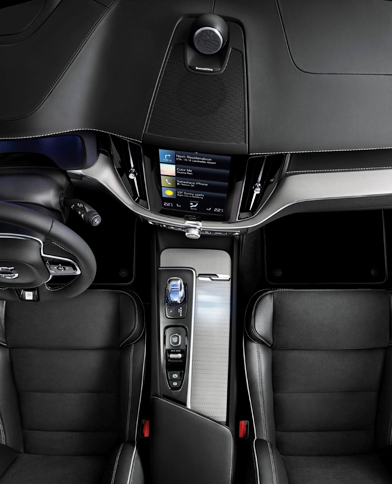 インテリアは、左右非対称なセンターコンソールが特徴。写真のように、インストゥルメントパネルは運転席側（写真では左側）に向けて傾けられている。