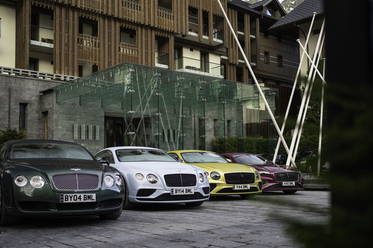 試乗会場に並んだ歴代「コンチネンタルGT」。左端が初代で、右端の最新世代では、伝統だった4灯式ヘッドランプが2灯式のデザインになった。