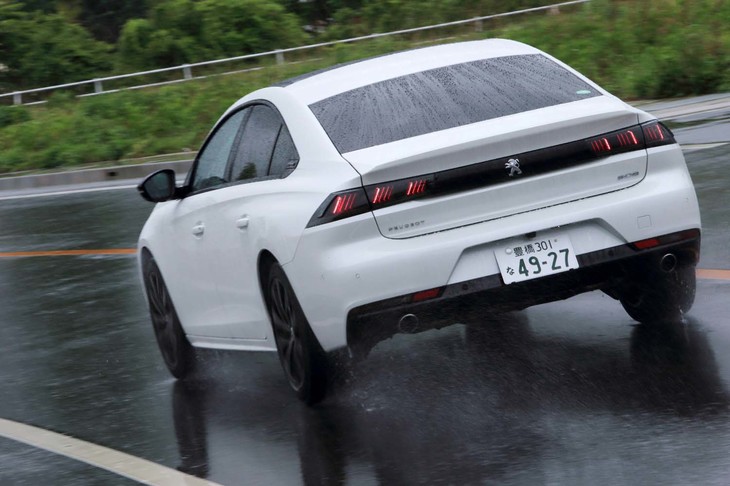 自動パーキングシステムは「フルパッケージ」に含まれるオプションとなるものの、前走車に追従して停止と再発進が可能なアダプティブクルーズコントロールやステアリングアシストなどは全車で標準装備となる。