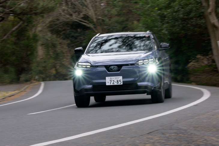 走りに関しては4WDの制御も変更。モニタリングに主にGセンサーを用いていた従来型とは異なり、新たにアクセルセンサーと舵角センサーをメインとした「走行軌跡予測制御」を採用した。